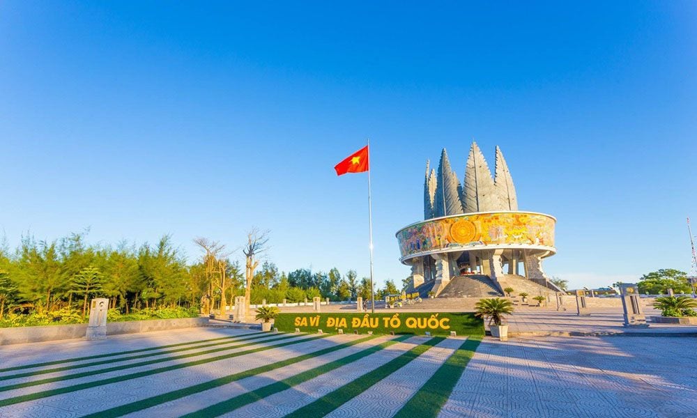 Mũi Sa Vĩ là điểm cực Đông Bắc thiêng liêng của Tổ quốc, nơi đặt nét bút đầu tiên trên bản đồ hình chữ S, chỉ cách biển Trà Cổ khoảng 1 km